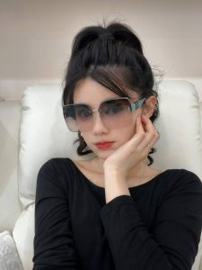 爱马仕 经典的方框设计 不挑脸型 无论搭配大衣还是连衣裙都非常显气质镜片预防紫外线 型号 H5226