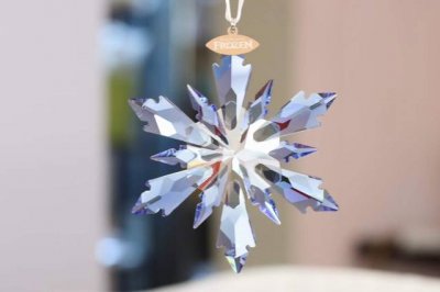 最品高质！欢迎对比 Swarovski 冰奇雪缘 蓝色雪花晶水车挂 以士迪尼电影冰奇雪缘 为灵感，蓝色水晶闪的亮设计，带有300个璨璀耀眼的割切面、 尺寸：10