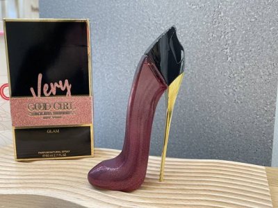 专柜品质 卡罗琳娜 海莱拉 非常好女孩 紫色高跟鞋Glam 淡香精 Ed Ml 品牌:Carolina Herrera 商品介绍：木质花香调女士香水 前调：黑樱