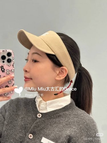 跑量 miumiu爆款空顶帽来啦 忍不住立马要跟你们分享 新到超好看的空顶帽 夏天很多集美都在找的帽子 打球户外活动必备 时尚与功能必备款宝藏款 上头非常好看