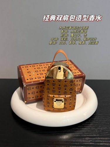 专柜品质 棕色-经典双肩包造型 花香木质调的香味 树莓的酸甜到夏日茉莉花的清新 再带你遇见干净而又纯粹的龙涎香 如同仲夏夜之梦的路程 层层叠进 愈夜愈美！ 金色
