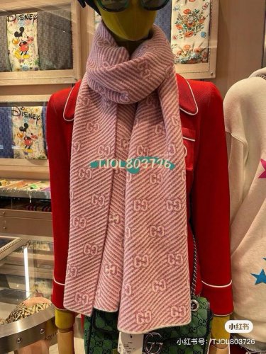 Gucci原单重磅推荐新款金银线针织围巾低调的奢侈感极品柔美精英高手级别的时髦感围巾这款Gucci羊绒提花围巾越看越爱，越看越时髦这种工艺和配色一看就知道不是一