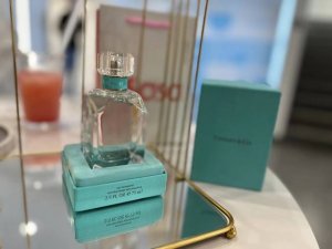 专柜同步 蒂芙尼钻石香水迷倒男友的少女香75Ml 前调:粉色胡椒橘子叶梨中调:鸢尾 茉莉 玫瑰 后调:琥珀安息香藿香胡萝卜香草 关于味道我是第一次闻好好闻味道非