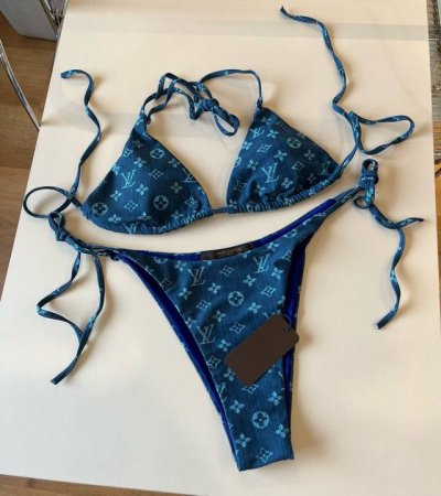 Lv路易威登比基尼 上身超级棒！同步各大专柜发售，自然而然呈现时尚感！十分减龄，具有年轻活力。 码数：S M L Xl