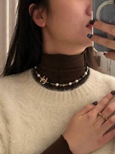 我们出品 Zp8840，量大咨询客Fu 香 24C黑珐琅拼水钻珍珠项链 长度可调节！黑珐琅方钻双C+施华洛世奇珍珠，简约又大方，随便一搭就很时髦优雅，风格随意切
