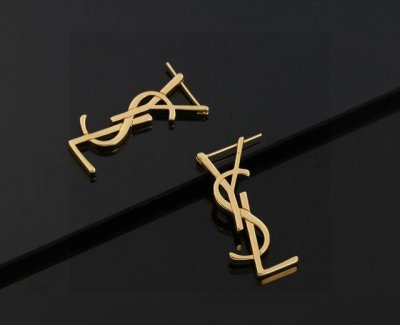 Ysl 圣罗兰 耳钉原装黄铜材质 Yves Saint Laurent 创立于1961年 优雅抽象大胆别致的设计风格使它成为奢华时尚界著名的品牌之一 引领精致
