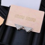 miumiu 复古法式三角形珐琅双面字母耳钉 爆棚美少女即视感 谁戴谁美