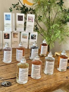 专柜品质 独特又高级的小众香水 法国调香品牌，这些香水都有个共同的名字Replica也就是复刻的意思，主打的就是一个场景还原的概念，我们日常生活中视觉占主导地位