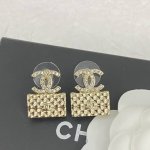 编码E2358 香奈儿耳钉热销款爆上新一致Zp 专柜同步 Chan 23 满钻双C菱格纹包包耳钉 上耳超衬气质，小精致又不夸张