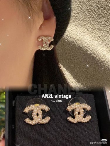 新品 最高品质 Chanel香奈儿 浅金色小米珠耳环 独家高端品质实拍图经典的双Ｃ镶钻吊珠，超级优雅时尚气质的一款，做工超级细心无漏洞，媲美Zp。买到就是赚到！