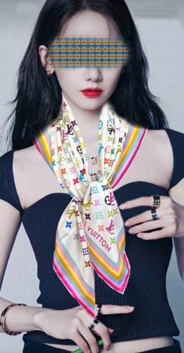 高版本到货 Lv 太美了顶级的设计风格非常适合夏天搭配随便怎么围都好看方巾出自路易与村上隆携手呈现的合作系列为柔软桑蚕丝全幅描绘 Monogram 图案背景[嘴