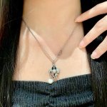 Louisvuitton以 经典花纹图案设计 双花 款设计方式吊坠Lv品牌标志设计 经典标志理念 演绎典雅也流行项链 时尚潮流百搭款 非常抢眼显白 专柜同款 黄