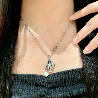 Louisvuitton以 经典花纹图案设计 双花 款设计方式吊坠Lv品牌标志设计 经典标志理念 演绎典雅也流行项链 时尚潮流百搭款 非常抢眼显白 专柜同款 黄