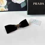 特 P60 配专柜包装 Prada 普拉达 官网同款最新蝴蝶结五金丝绒发夹# 信我！人手必备的单品 这件必须买 洋气神仙颜值 小仙女要收了它，谁戴谁好看～
