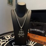 新款 专柜品质 Chrome Hearts克罗心 经典复古十字架项链 黑钻三十十字架吊坠 凹凸造型不同的花纹设计风格 呈现出与众不同 十字架 童军花是克罗心的志