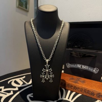 新款 专柜品质 Chrome Hearts克罗心 经典复古十字架项链 黑钻三十十字架吊坠 凹凸造型不同的花纹设计风格 呈现出与众不同 十字架 童军花是克罗心的志