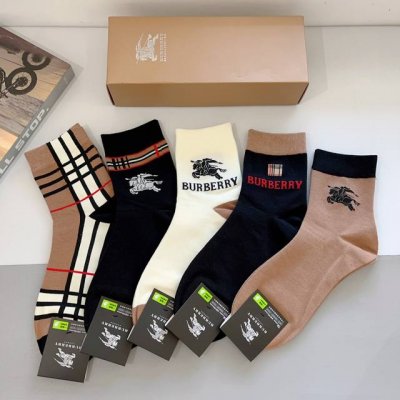 配包装 一盒5双 Burberry 巴宝莉 超火爆小单品，男款袜子，纯棉面料，潮人必备 爆款格子中筒袜子，经典格子搭配潮流配色，个性时尚百搭款，你值得拥有哦
