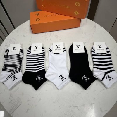 特 Louis Vuitton 路易威登驴家新品女款袜子 一盒五双 纯棉材质，柔软舒适，提花经典Lv标志，炒鸡好看大牌出街，潮人必备超好搭