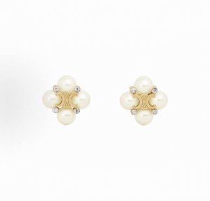 Celine 珍珠耳钉幸运与奢华的完美碰撞 Celine全新推出的珍珠四叶草耳钉，将经典四叶草元素与品牌标志性Logo结合，镶嵌璀璨水钻，瞬间点亮耳畔