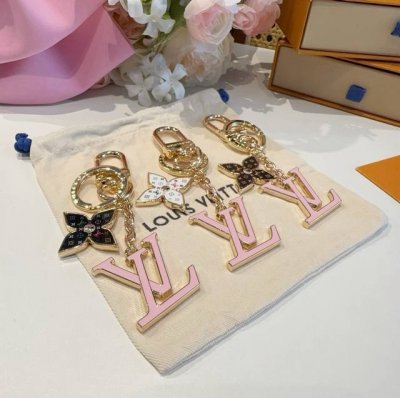 村上隆三彩系列 白三彩 黑三彩 老花 Lv 钥匙扣 Spring Street 包饰与钥匙扣 包包挂件 配饰 珐琅搭配金属件等多元材质，舒展时尚
