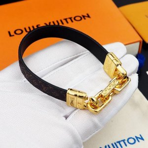 P120 驴家Lv Links 竹节皮手镯以皮革和经典帆布塑造别致饰带，为 Mng 金属链环两侧匠心镂刻 Lv 字母，竹节皮手镯