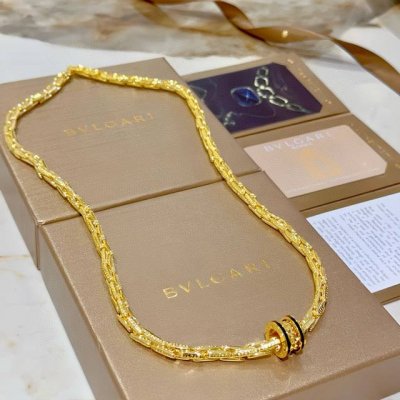 宝格丽项链V金材质。Bvlgari宝格丽 Divas‘ Dream 系列 品相完美，细节无敌，那种独特的色泽完全无可挑剔，再缀以经典指环外形设计，简约之余却又优