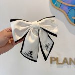 配包装 Chanel 香奈儿 明星同款蝴蝶结发夹 弹弓夹 网红推荐款 经典蝴蝶结头饰，超级百搭哦 让你秒变大牌范儿！