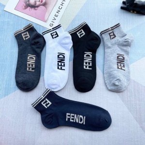 配包装 一盒五双 Fendi 芬迪大f新品男女款秋冬款中筒袜子超级经典的双f标志，纯棉材质制造，透气舒适，超级nice超火爆小单品，大牌出街，潮人必备超好搭