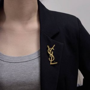 ysl圣罗兰专柜新款同步复古木纹理胸针 是最懂女人的饰物 那些倾注了全部心血去做自己的女人 往往更珍惜胸针的意义 圣罗兰女士把胸针别在帽子上 并告诉那些模仿她的
