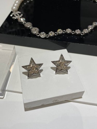 编号Xed0005耳钉 编号Xxl0016项链 星星大水钻首饰 珍珠镶钻项链 这一季都是小惊喜 小单价带出高珠的感觉 闪闪亮亮的好漂亮