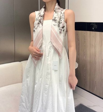 Dior 印花方巾 18Mm顶级真丝双面同色印花 这款方巾饰以彼得罗鲁福 pietro Ruffo 设计的 Diorchardons 图案印花 展示象征着保护