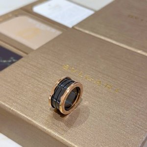 宝格丽项链V金材质 Bvlgari宝格丽 Divas Dream 系列 品相完美 细节无敌 那种独特的色泽完全无可挑剔 再缀以经典指环外形设计 简约之余却又优雅
