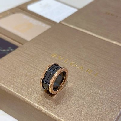 宝格丽项链V金材质 Bvlgari宝格丽 Divas Dream 系列 品相完美 细节无敌 那种独特的色泽完全无可挑剔 再缀以经典指环外形设计 简约之余却又优雅