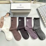 P60 配包装 一盒五双 Chanel 香奈儿高品质超级爆款网红袜子小香家官网同步字母中筒袜，Ins明星网红推荐火爆至极纯棉材质，轻薄柔软透气，四季通用，欧美大
