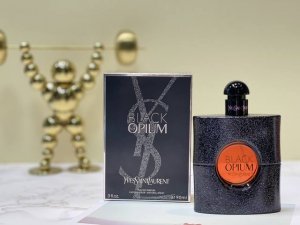 专柜品质 Ysl经典的黑鸦片让人欲罢不能的香水 新晋的品香师辣儿又来啦它独特、神秘又充满诱惑片点缀黑色瓶子,摸起来很有质感。瓶身上是黑字,液体颜色比较浓。 香调