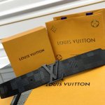 m8958 Initiales Damoflage 双面腰带巧妙融入 Pharrell Williams 打造的像素化 Damoflage 图案，以深邃色调含蓄