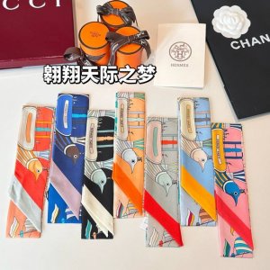 H家丝巾上新 翱翔天际之梦 爱马仕新款Twilly 顶级斜纹真丝打造 超精细的印花 字迹非常清晰 规格 5X86Cm 100%斜纹真丝双层双面