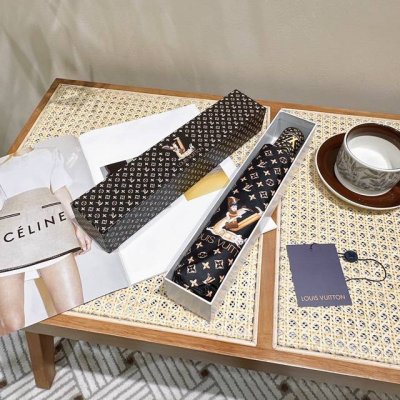 Louvuitton 路易威登 夏季新款 全自动折叠晴雨伞 火爆时尚单品 采用纳米技术加工而成 具有强力拒水的作用 奢华感爆棚的Lv标志伫立在伞面 绝对彰显品位