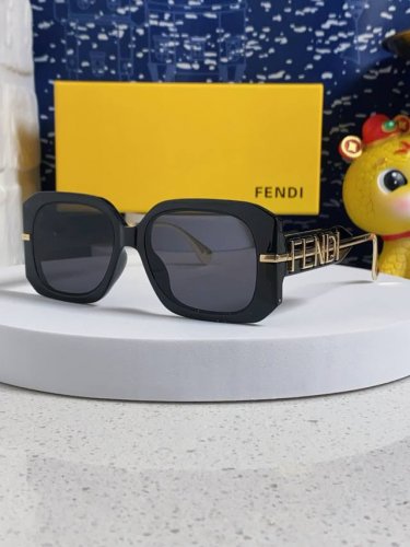 Fendi芬迪 2025新款意大利 芬迪大框显脸小Logo镜腿太阳眼镜 简约百搭女士墨镜