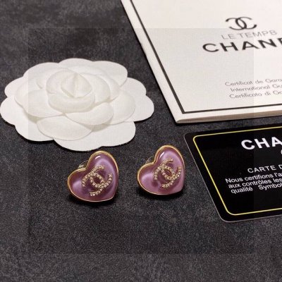 chanel 香奈儿经典紫色爱心双C耳钉 这款随意搭配都是非常好看百搭时尚单品 日常款 很修饰脸型 很上档次的 很优雅气质 香香的耳钉实在是太精致了、淑女大气