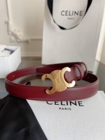 赛琳 Celine女士皮带，小牛皮质感搭配独特凯旋门扣，颜色酒红色 宽2.4Cm 低调中暗藏奢华，轻松点亮穿搭 。手工缝制