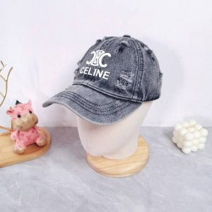 Celine 赛琳*早秋破洞牛仔棒球帽 最吸引眼球的设计~一下子撞进我的心巴 碰撞出不同火花！一下子就洋气起来 不挑季节 不挑脸型 随时可戴