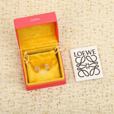 204164 我们出品 Zp4030，量大咨询客服 Loewe菱形耳钉 第一眼看到立马就喜欢上了L0Ewe 罗意威 Anagram缠丝立体吊耳钉。以及一个带有L