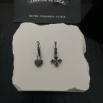 新款 专柜品质 Chrome Hearts 克罗心十字镶黑钻Ab款耳钉 进口电镀工艺 精工 ～正品开模潮流时尚必备 男女均可佩戴 情侣款同款 摇滚朋克泰银风格