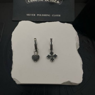 新款 专柜品质 Chrome Hearts 克罗心十字镶黑钻Ab款耳钉 进口电镀工艺 精工 ～正品开模潮流时尚必备 男女均可佩戴 情侣款同款 摇滚朋克泰银风格