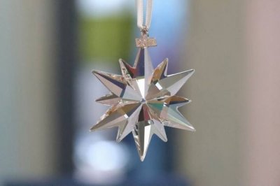 国庆出游 Swarovski 纪念款雪花水晶车挂 这款雪花造型的挂饰是以香槟金Swarovski仿水晶精心制作，并带有156个切割面，2018年任何重要时刻的送