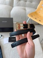 ysl 圣罗兰 新款皮带，这款独特设计既复古又时尚。20Mm的宽度既能展现出你的纤细腰身，又不会显得过于夸张。无论是搭配裙子还是裤子，都能轻松驾驭。皮带宽度：2