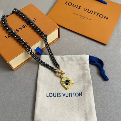 lv 项链Louis Vuitton 路易威登专柜一致材质 火爆款出货 设计独特 复古前卫 男神、美女必备。 长度：45厘米