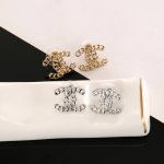 Chanel 香奈儿经典双C耳钉 这款随意搭配都是非常好看百搭时尚单品 日常款 很修饰脸型 很上档次的 很优雅气质 耳环