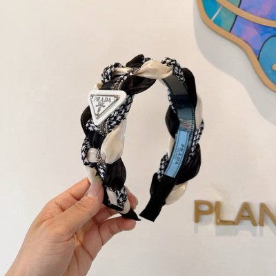 配包装 prada 普拉达 网红新款定制发箍，水钻特制面料非常显质感、超级百搭款、经典而又永不过时。